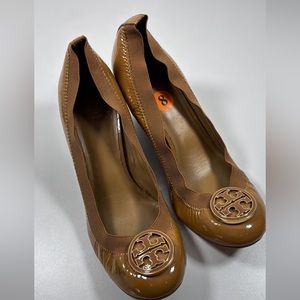Tory Burch 8 Camel Tan patent leather and elastic wedge sandles